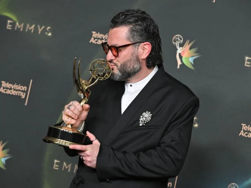 Brasileiro ganha Emmy por dirigir apresentação de Bad Bunny no Super Bowl