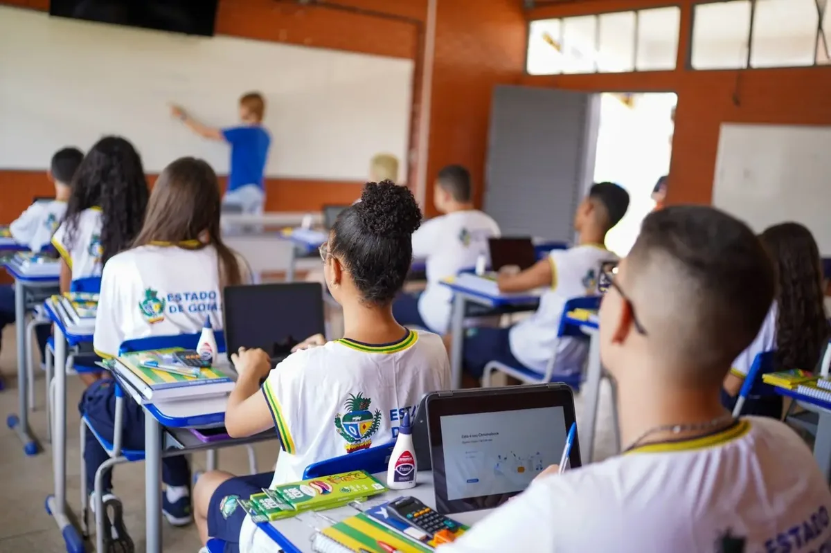 Escolas de Goiás ampliam acessibilidade, enquanto renda e emprego expõem desigualdades