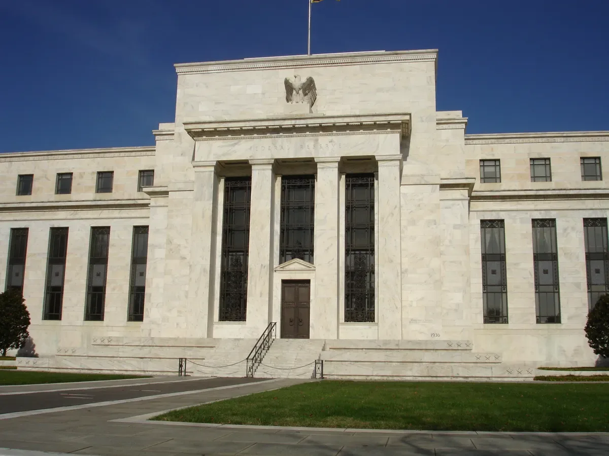 Real limita perdas enquanto decisão do Fed mexe com juros e bolsas
