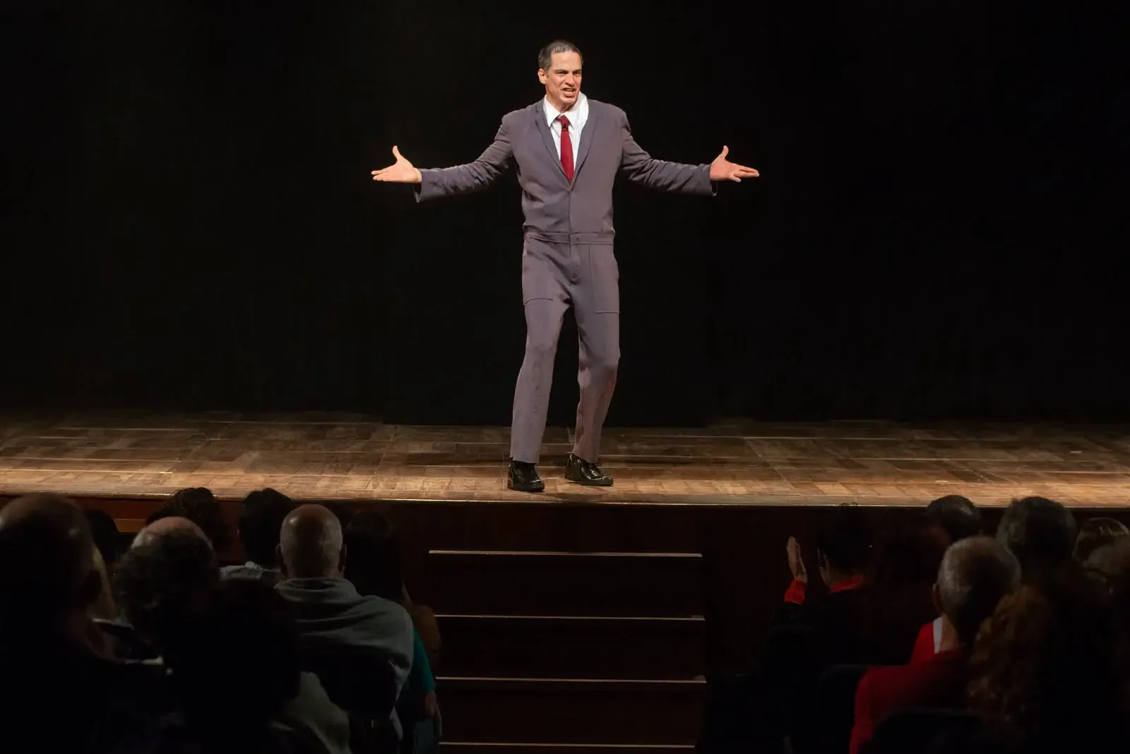“O Figurante” leva Mateus Solano ao Teatro Goiânia neste fim de semana