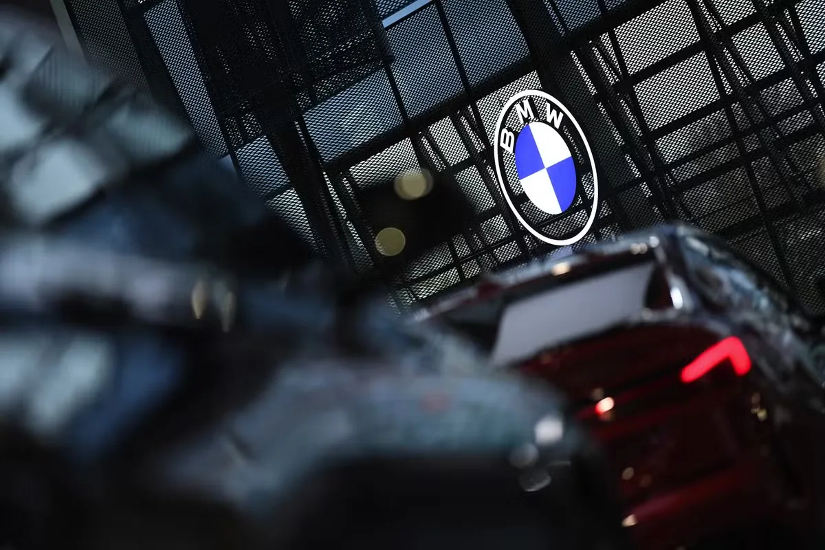 BMW prevê cortes e mais produção local para recuperar margens até 2028