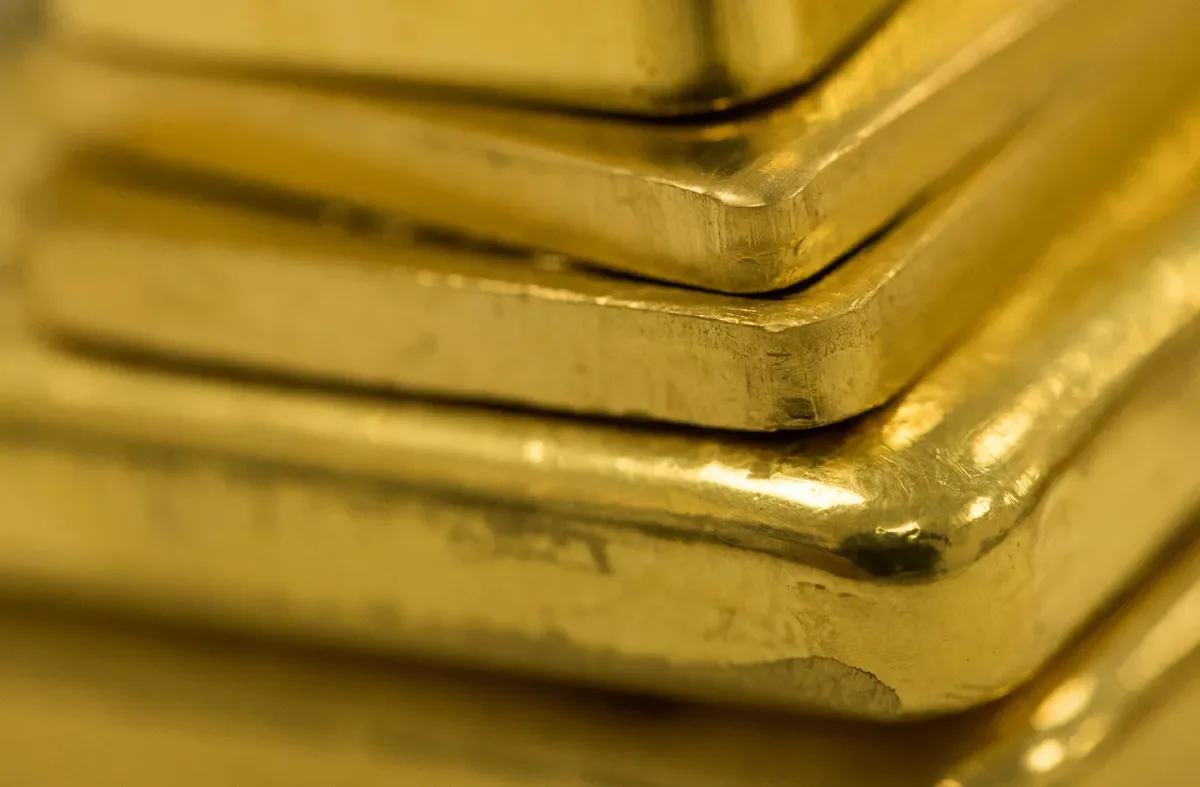 Pressão sobre petróleo, dólar e juros pesa sobre contratos de ouro