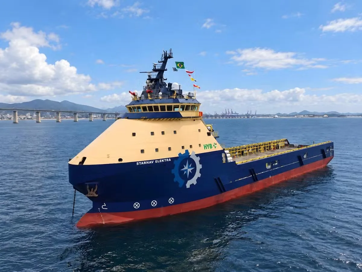 Tripulação feminina conduz navio da Petrobras para cerimônia no Rio